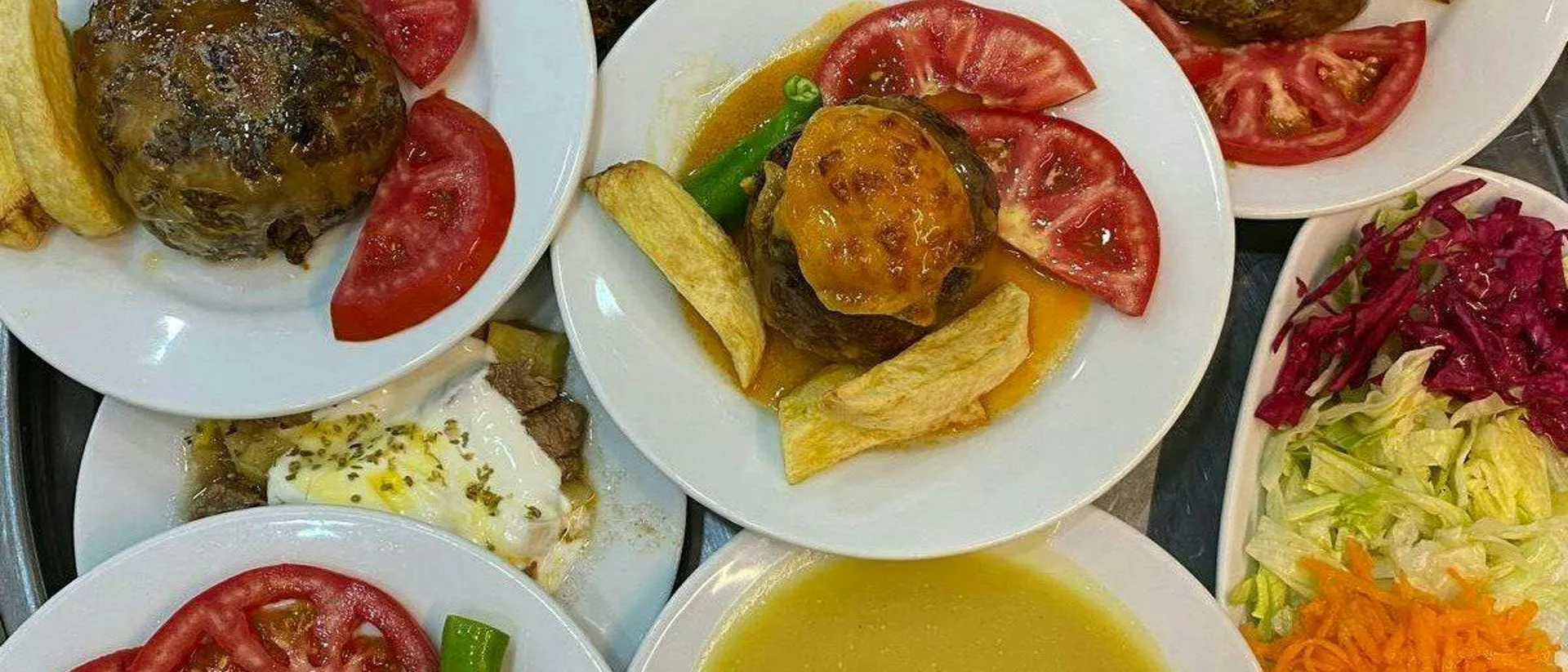 伊斯坦布尔餐厅中摆放的多份菜肴